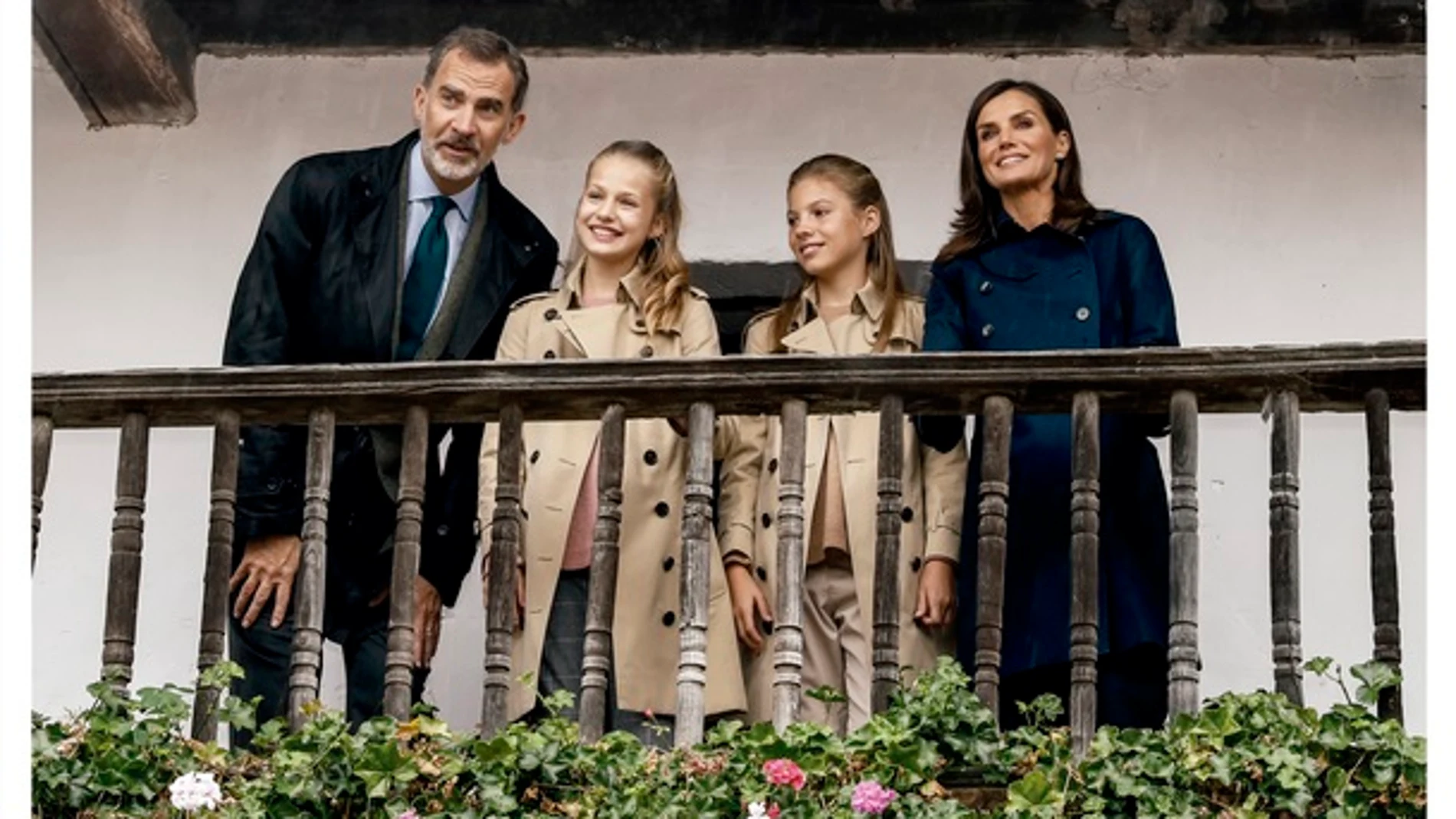 Los Reyes vuelven a felicitar la Navidad con una instantánea familiar en Asturias