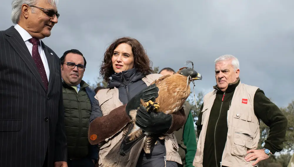 Diaz Ayuso durante la suelta de un ejemplar de águila imperial