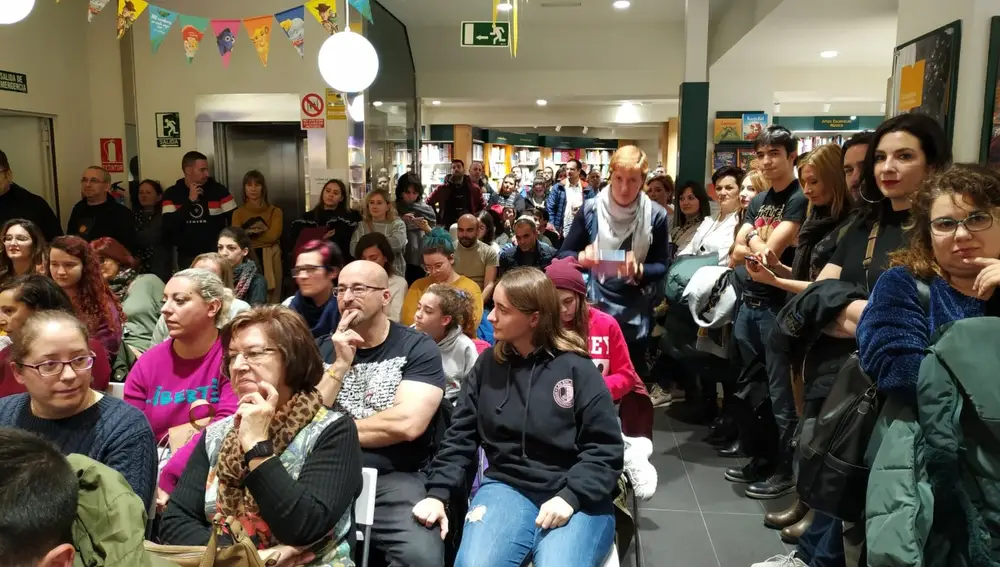 La Casa del Libro de Valladolid se queda pequeña para asistir a la presentación de "Mi cara del norte"
