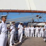 La tripulación del Juan Sebastián de Elcano forma en la cubierta del barco