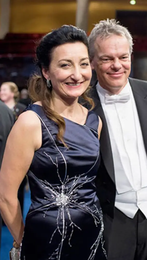 May-Britt y su vestido de neuronas. Foto cortesía de Nobel Media.