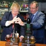 Boris Johnson, en un típico pub inglés, durante la pasada campaña electoral