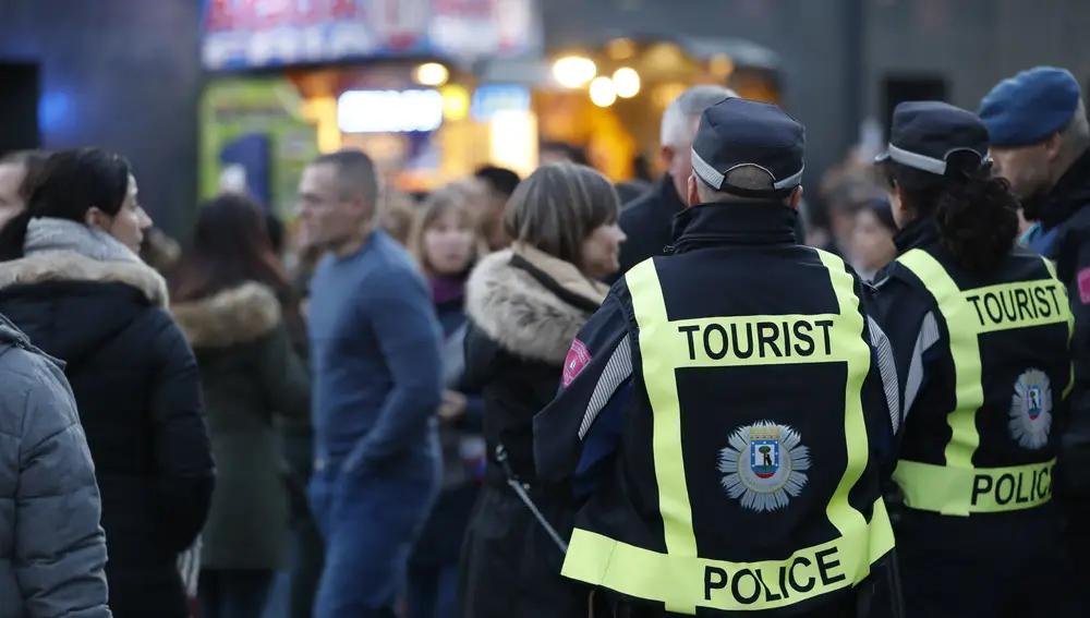 Una de las principales labores de los agentes que trabajan en Centro es ayudar a los turistas