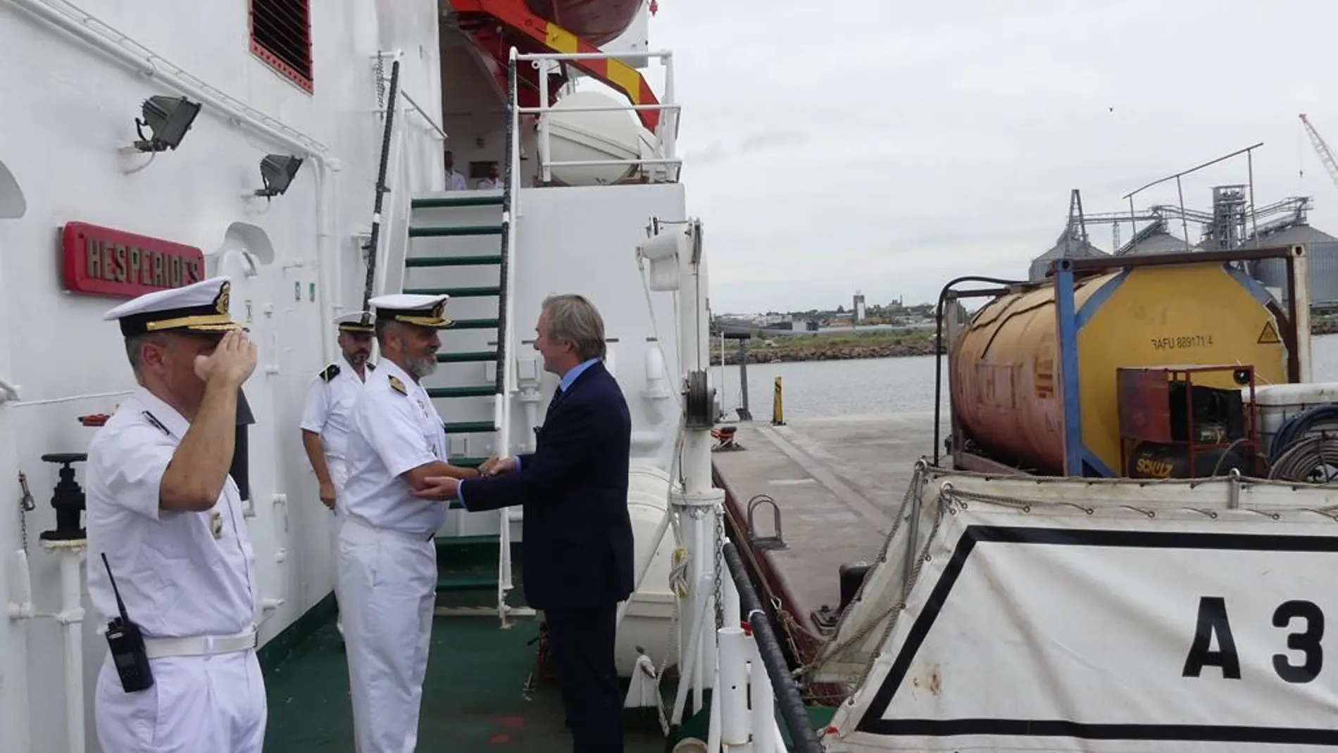 La tripulación del Hespérides, recibida por las autoridades en el Puerto de Montevideo