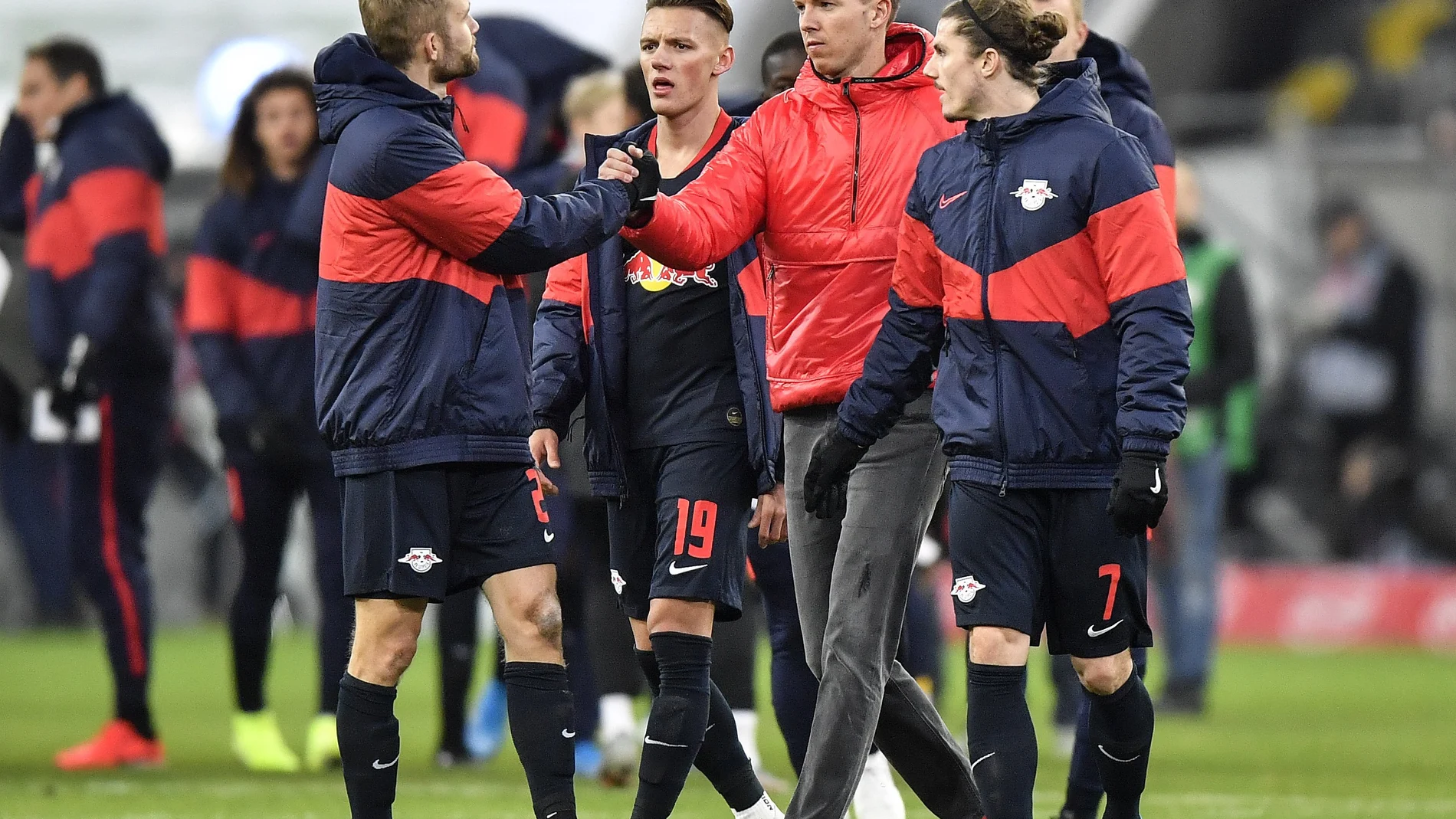 Julian Nagelsmann, entrenador del Leizpig saluda tras el encuentro en Duesseldorf