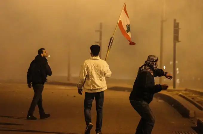 Batalla campal entre policías y manifestantes en Beirut