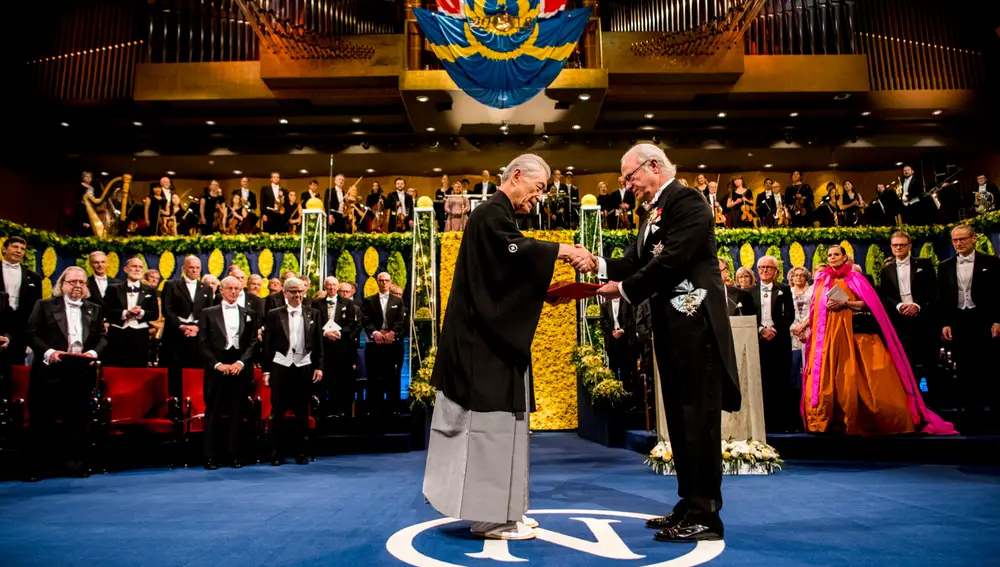 Tasuku Honjo recogiendo el premio Nobel. Foto cortesía de la web Nobel Media.