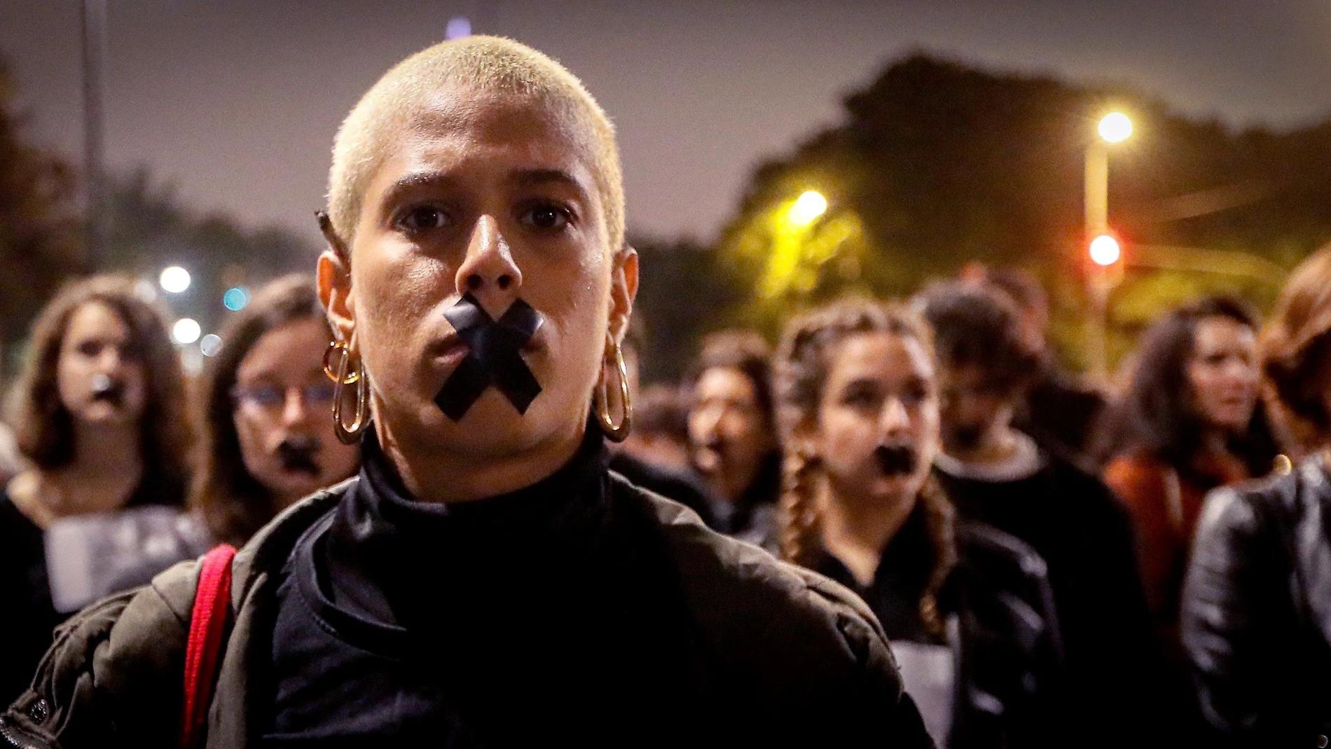 Centenares de personas participaron en la manifestación con motivo del Día Internacional para la Eliminación de la Violencia contra la Mujer en Sevilla