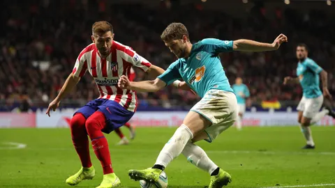 El mexicano Héctor Herrera (i), del Atlético de Madrid, lucha con el jugador de Osasuna, durante el partido de la jornada 17 de LaLiga que Atlético de Madrid y Osasuna disputan este sábado en el estadio Wanda Metropolitano
