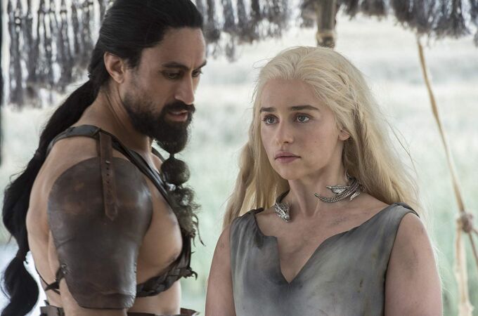 La tribu de los «Dothraki», de la que es reina Daenerys Targaryen (Emilia Clarke) tiene un idioma propio, creado por David J. Peterson