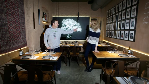 Restaurante Arima. Rodrigo y Nagore en la sala de su restaurante en la calle Ponzano de Madrid
