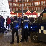 Agentes de Policía en el Mercadillo de Navidad de la Plaza Mayor de Madrid