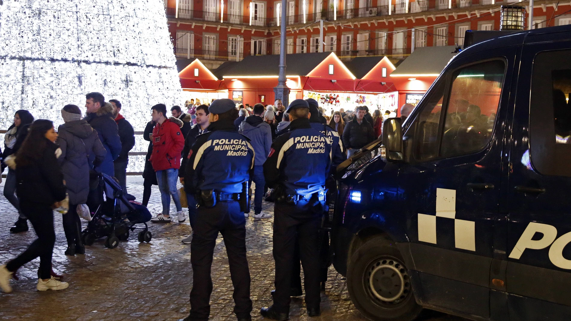 Agentes de Policía en el Mercadillo de Navidad de la Plaza Mayor de Madrid