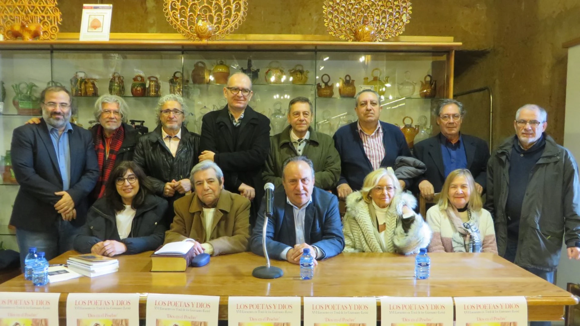 Participantes en el encuentro de poesía cristiana, que coordinan Manuel Corral y Alfredo Pérez Alencart