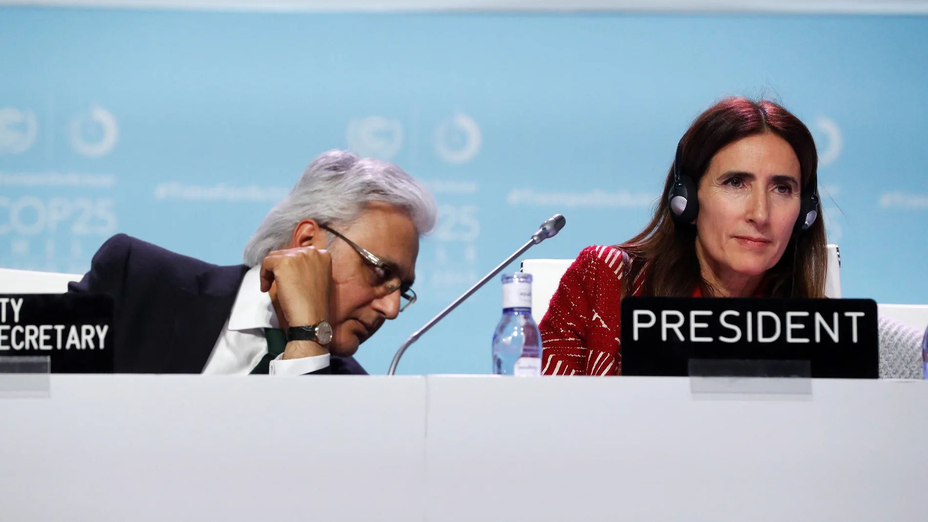La ministra de Medio Ambiente de Chile y presidenta de la COP25, Carolina Schmidt (d), y el Subsecretario Ejecutivo de la Convención Marco de las Naciones Unidas sobre el Cambio Climático, Ovais Sarmad