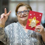 Carmen muestra orgullosa su diseño ganador al que puso por nombre «La buena estrella de Jesús»