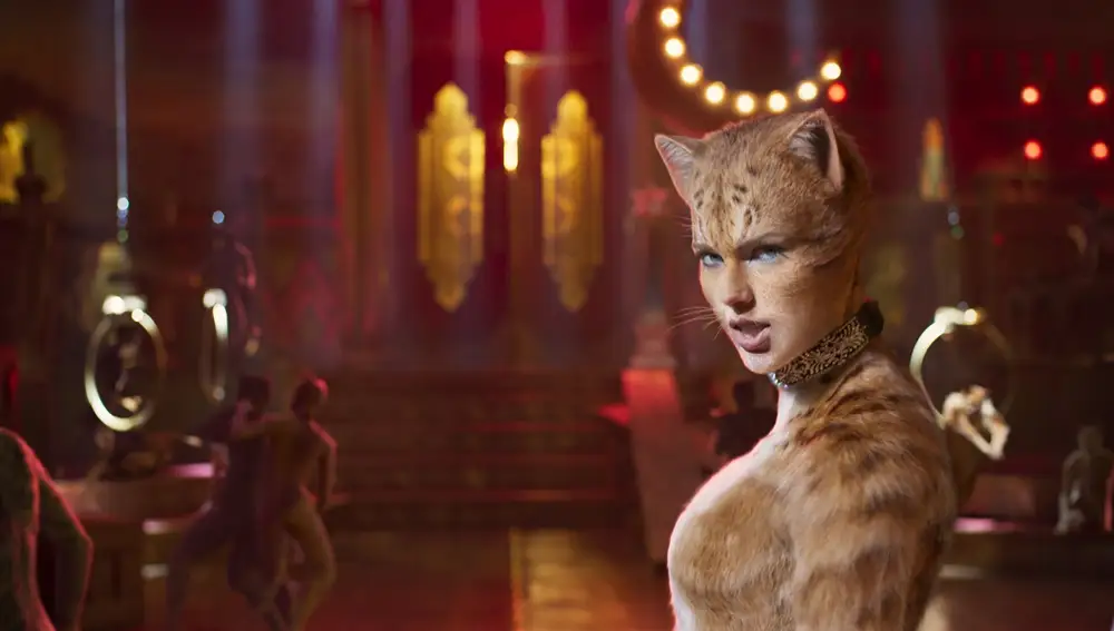 Taylor Swift como Bombalurina en una escena de "Cats." (Universal Pictures via AP)