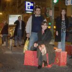 Un grupo de trabajadores espera en una parada de taxi con sus cestas de Navidad en Madrid./Foto: Gonzalo Pérez