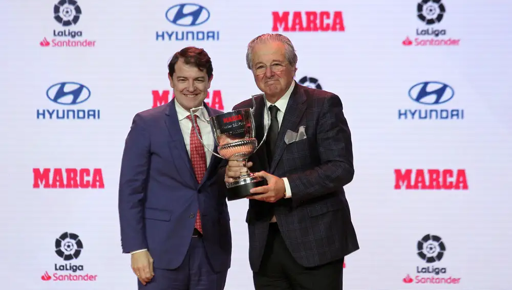En la imagen el presidente de la Junta, Alfonso Fernández Mañueco entrega el premio trofeo Zamora honorífico a Jorge D'Alessandro.