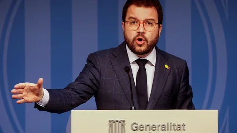 GRAFCAT8920. BARCELONA, 16/12/2019.- El vicepresidente del Govern y conseller de Economía, Pere Aragonès, ofrece una rueda de prensa este lunes en la que se ha anunciado que el Govern y Catalunya En Comú Podem han acordado una reforma fiscal, de cara a los presupuestos de la Generalitat de 2020, que tendrá un impacto estimado de 543 millones de euros.EFE/ Quique García