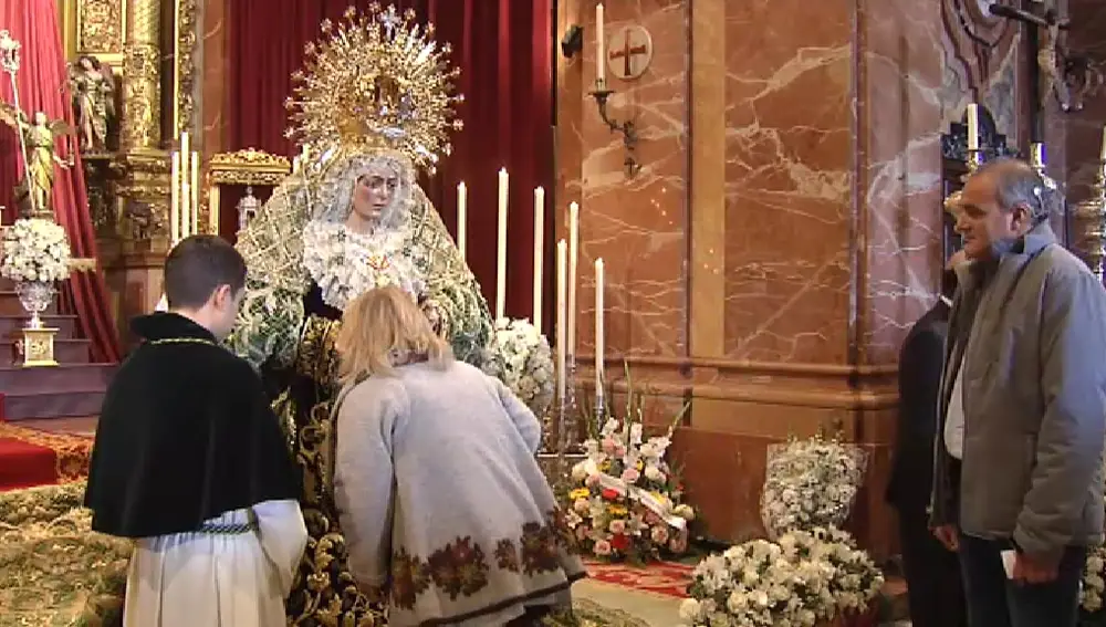Miles de fieles rinden culto a la Esperanza de Triana y la Macarena en el tradicional besamanos de estas fechas