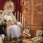 Miles de fieles rinden culto a la Esperanza de Triana y la Macarena en el tradicional besamanos de estas fechas