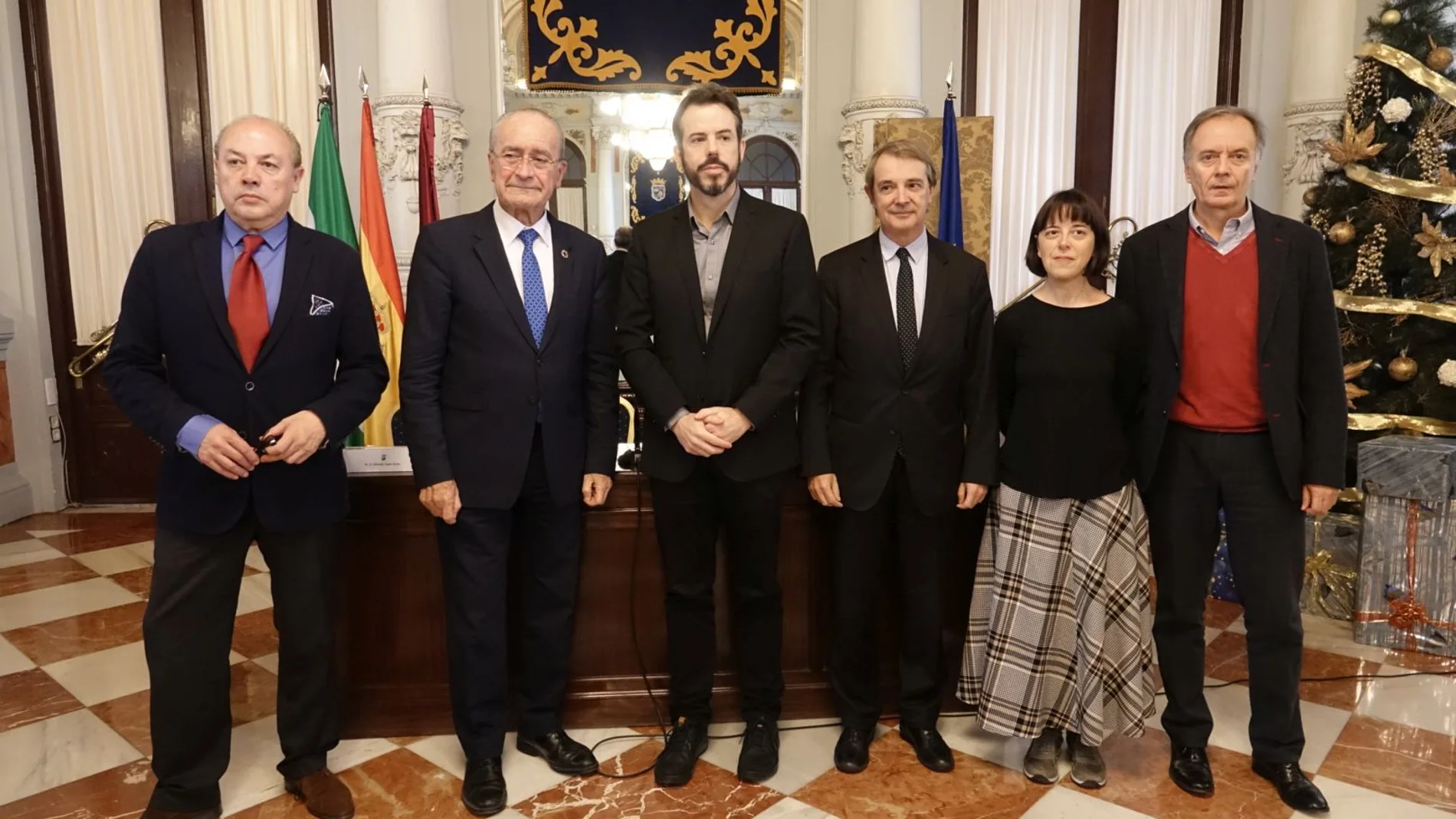 Vicente Luis Mora junto al alcalde de Málaga y los miembros del jurado