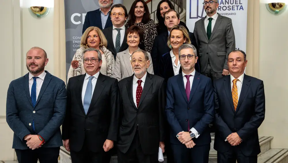 El presidente del Real Patronato del Museo Nacional del Prado, Javier Solana (c), preside la reunión del jurado del XXVIII Premio de Convivencia de la Fundación Broseta. EFE/ Biel Aliño