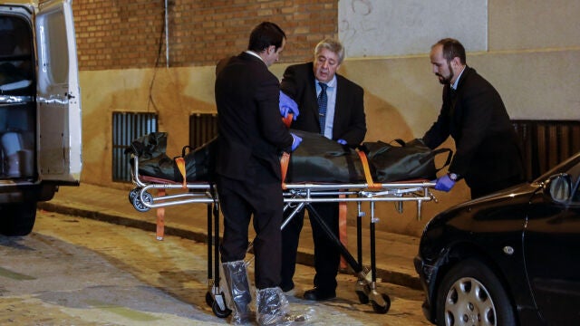 Los cadáveres de los ancianos fueron trasladados por los servicios funerarios. ©Gonzalo Pérez Mata