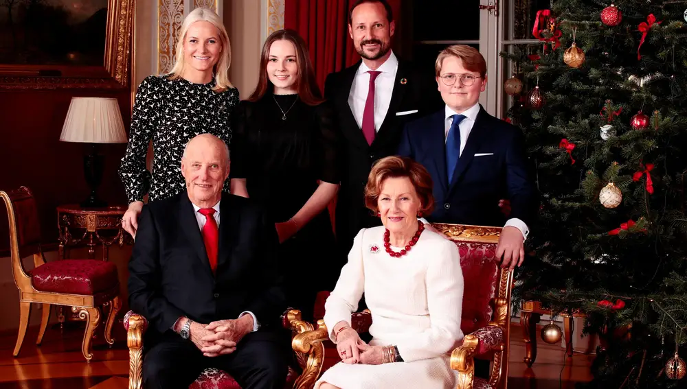 Norway's King Harald, Crown Princess Mette-Marit, Princess Ingrid Alexandra, Crown Prince Haakon, Queen Sonja and Prince Sverre Magnus pose for a Christmas photo at the Royal Palace in Oslo, Norway December 16, 2019. Lise Aaserud/NTB Scanpix/via REUTERS ATTENTION EDITORS - THIS IMAGE WAS PROVIDED BY A THIRD PARTY. NORWAY OUT. NO COMMERCIAL OR EDITORIAL SALES IN NORWAY.