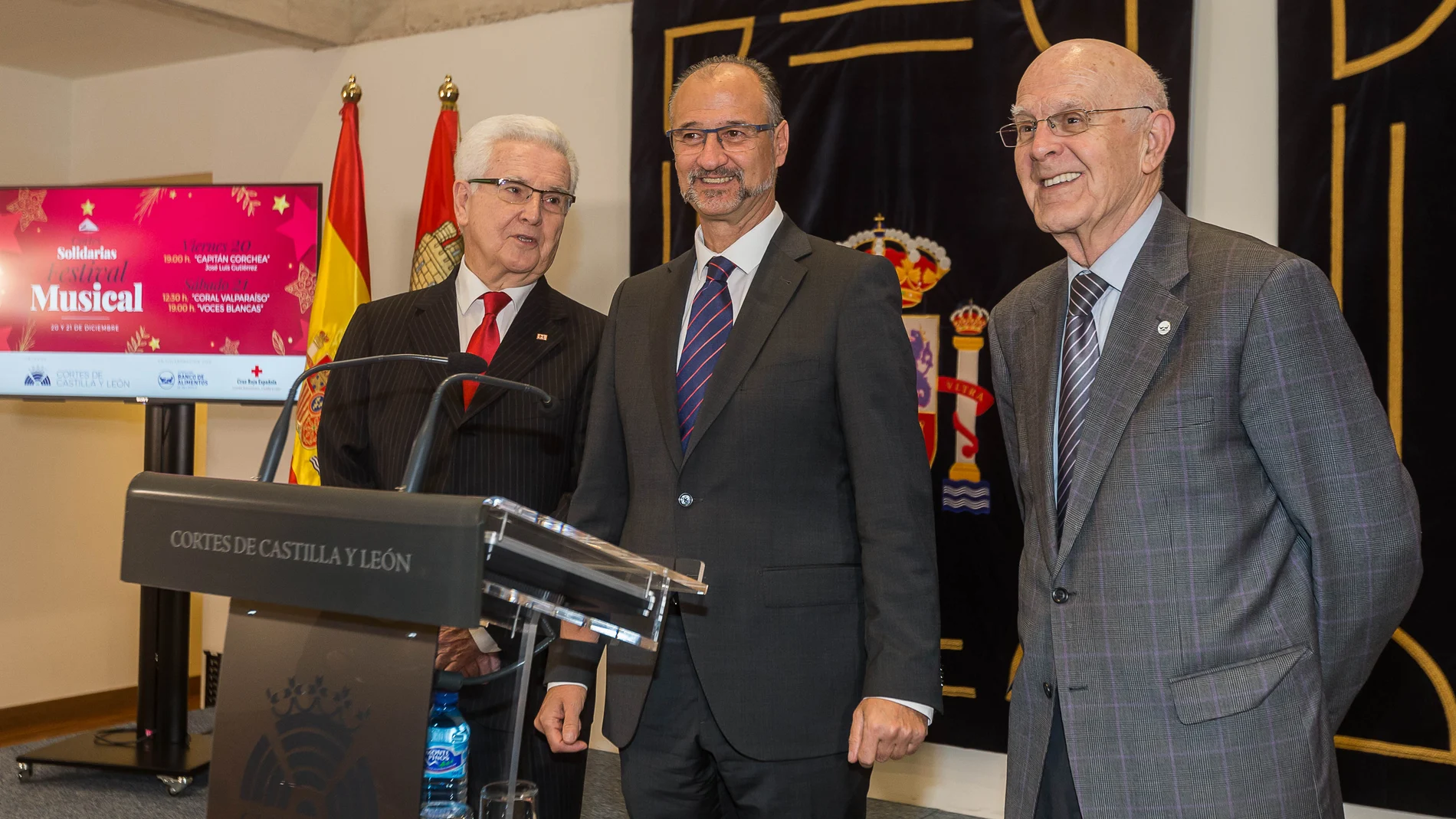 Presentación del festival musical 'Cortes solidarias'. En la imagen (I a D),el presidente de Cruz Roja en Castilla y León, José Varela; el presidente de las Cortes, Luis Fuentes, y el presidente del Banco de Alimentos de Valladolid, Jesús Mediavilla