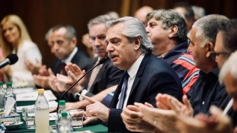 AME6741. BUENOS AIRES (ARGENTINA), 17/12/2019.- Fotografía cedida por la Presidencia de Argentina que muestra al mandatario Alberto Fernández mientras habla en el lanzamiento del "Plan Estratégico Automotor 2030", en Buenos Aires (Argentina). Fernández, se mostró este martes favorable al acuerdo comercial sellado entre el Mercosur y la Unión Europea (UE) "en la medida que esa decisión no afecta" a la industria nacional, y apostó por una apertura a nuevos mercados que haga "más fuerte" la actividad industrial. EFE/ Cortesía Presidencia de Argentina/SOLO USO EDITORIAL/NO VENTAS
