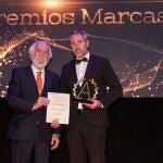 Juan Carlos Maldonado (d), vicepresidente de la Diputación de Málaga, recoge un premio de Sabor a Málaga