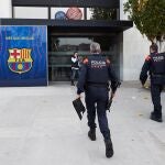 Dos miembros del cuerpo de los Mossos d,Esquadra, se dirigen a las oficinas del FC Barcelona para mantener una reunión y analizar el dispositivo de seguridad de cara al partido de Liga que jugarán mañana el FC Barcelona y el Real Madrid.