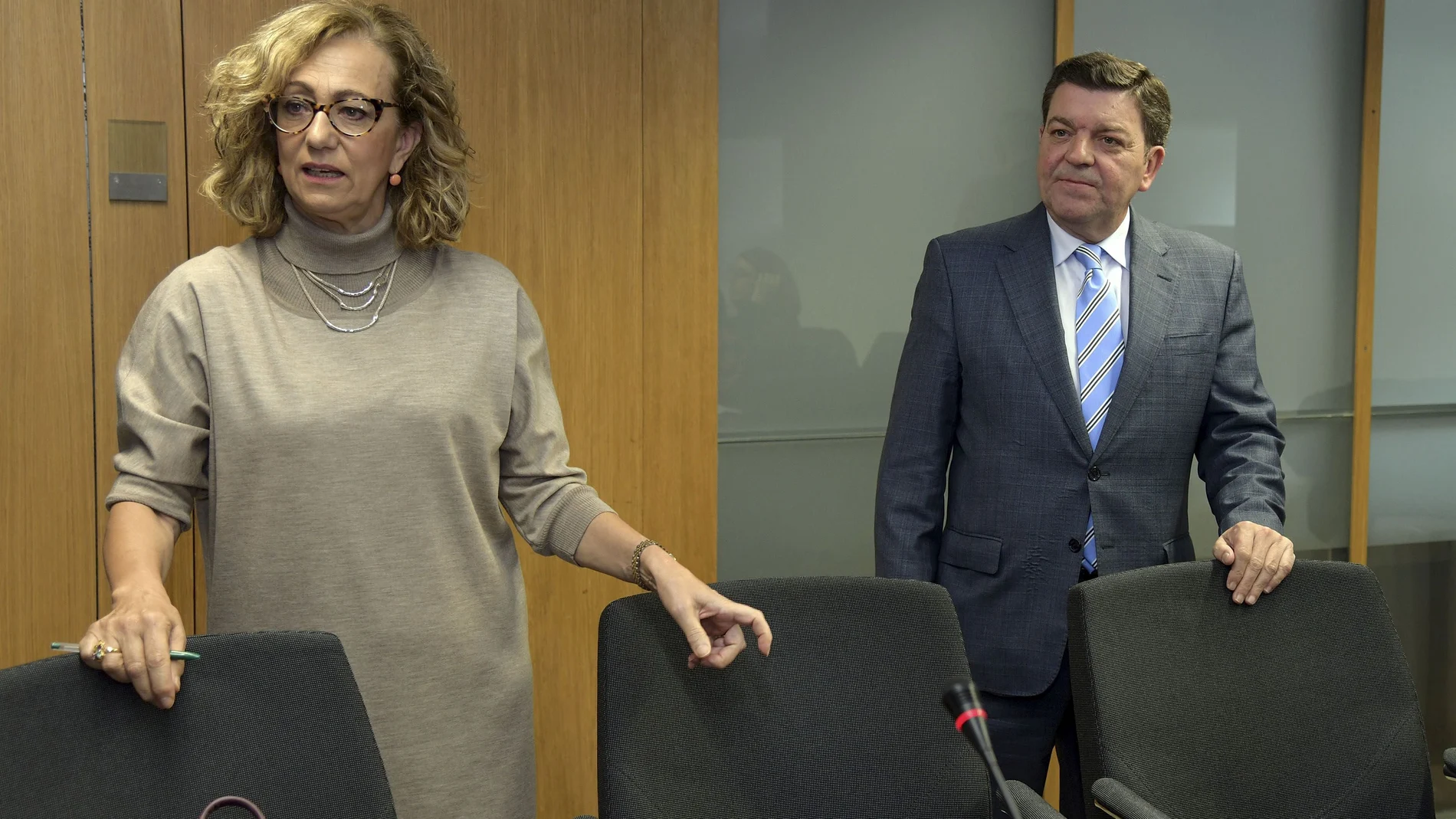 El director de los Servicios Jurídicos, Luis Miguel González Gago, junto con la fiscal superior de Castilla y León, Lourdes Rodríguez, durante una jornada en Burgos