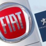 Logos de Fiat y Peugeot en dos concesionarios en Francia
