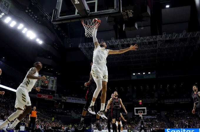 Salah Mejri debutó con el Madrid y anotó 4 puntos