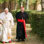 Anthony Hopkins interpreta a Joseph Ratzinger y Jonathan Pryce, a Jorge Bergoglio. Pryce rodó gran parte del filme en español, aunque más tarde su voz fue doblada