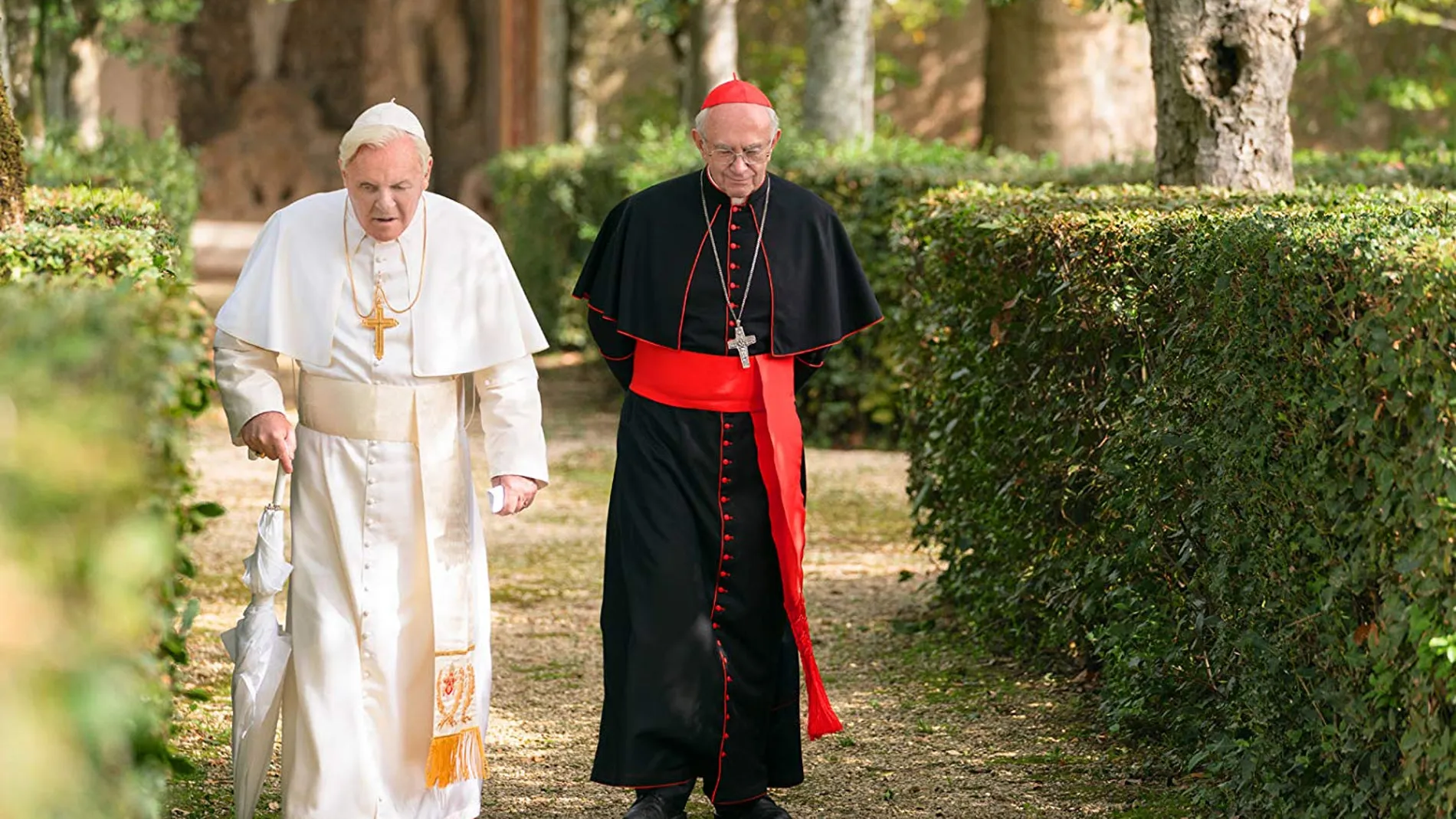 Anthony Hopkins interpreta a Joseph Ratzinger y Jonathan Pryce, a Jorge Bergoglio. Pryce rodó gran parte del filme en español, aunque más tarde su voz fue doblada