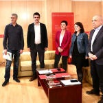 (I-D) El portavoz adjunto de Bildu en el Congreso, Oskar Matute; el portavoz en el Senado, Gorka Elejabarrieta; la portavoz en la Cámara Alta, Mertxe Aizpurua; la portavoz del Grupo Socialista en el Congreso, Adriana Lastra, y el secretario general del Grupo Socialista, Rafael Simancas durante su reunión ayer en el Congreso