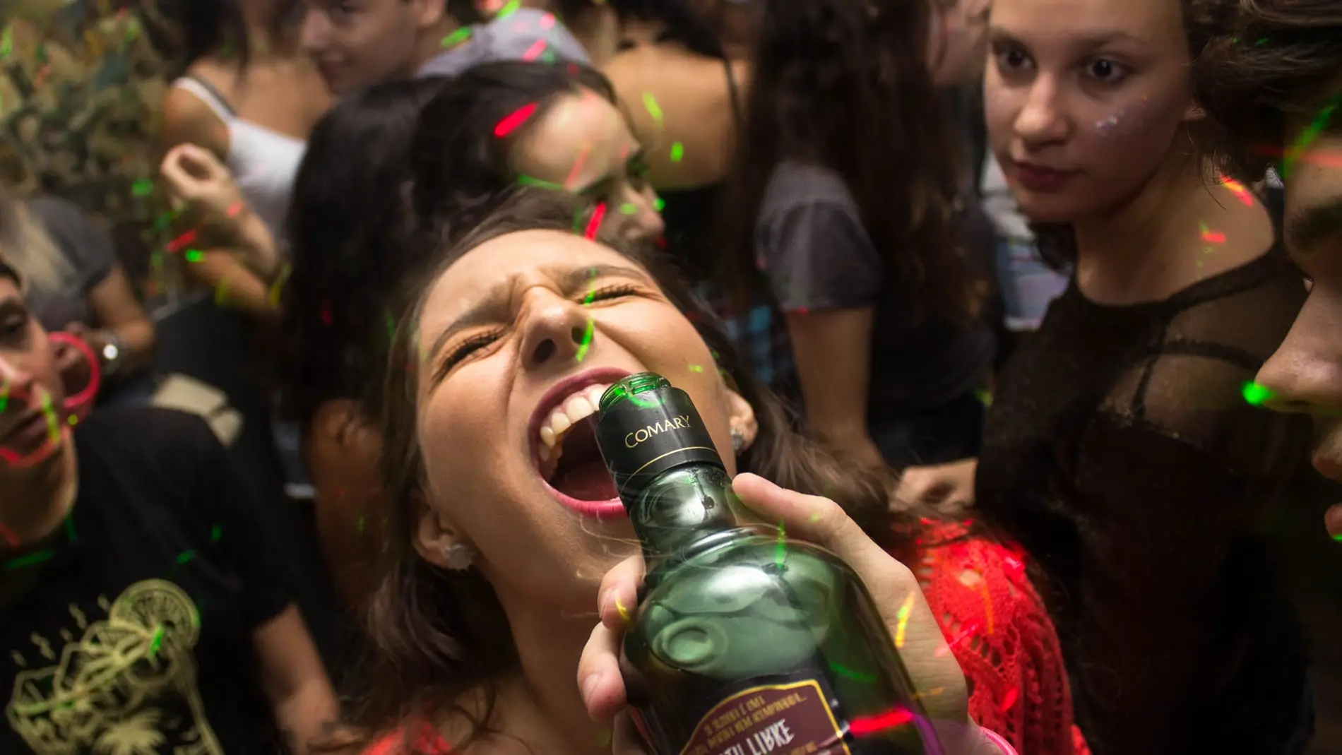 Por mucho que los empleados se encuentren en una situación de celebración y laxitud, ello no da carta blanca para no pensar antes de decir algún comentario desafortunado sobre un compañero o un superior ni hacer bromas a su costa, por ejemplo, sobre su aspecto físico o su forma de hablar.