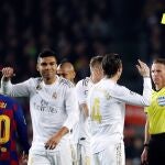 El árbitro del encuentro, Hernandez Hernandez, muestra la tarjeta amarilla a Ramos durante el encuentro correspondiente a la Liga jugado esta noche en el Camp Nou.