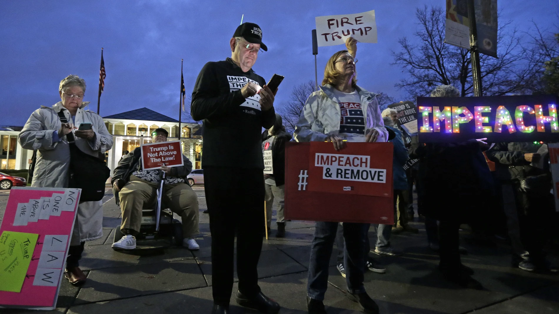 Manifestantes piden abrir el proceso de destitución contra Donald Trump en Raleigh
