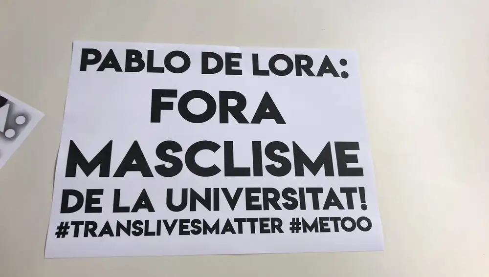 Uno de los carteles repartidos por el colectivo en el que se acusa a Pablo de Lora de "machista"