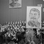 Mujeres de la Rusia soviética en la década de los 60 rinden homenaje a la figura de Stalin