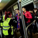 Entrada de aficionados al Camp Nou antes del partido aplazado de la décima jornada de LaLiga Santander de fútbol entre Barcelona y Real Madrid .EFE/ Enric Fontcuberta.