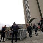 Mossos d'Esquadra ante el hotel Sofía de Barcelona donde en unas horas se concentrarán el FC Barcelona y el Real Madrid antes de el clásico de La Liga que este miércoles disputarán los dos equipos en el Camp Nou y que se considera de alta tensión ante la protesta anunciada por Tsunami Democràtic, por lo que se desplegará desde primera hora un amplio dispositivo de seguridad, con más de 3.000 agentes, incluyendo seguridad privada, para garantizar su celebración. EFE/Quique García