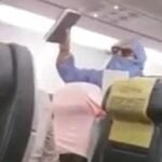La mujer empezó a agitar el Corán y aseguró que iba a estallar el avión