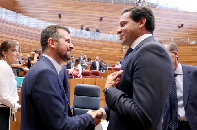Los portavoces de PP y PSOE en las Cortes, Raúl de la Hoz y Luis Tudanca, conversan animadamente durante un receso de un pleno de la pasada legislatura