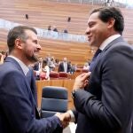 Los portavoces de PP y PSOE en las Cortes, Raúl de la Hoz y Luis Tudanca, conversan animadamente durante un receso de un pleno de la pasada legislatura